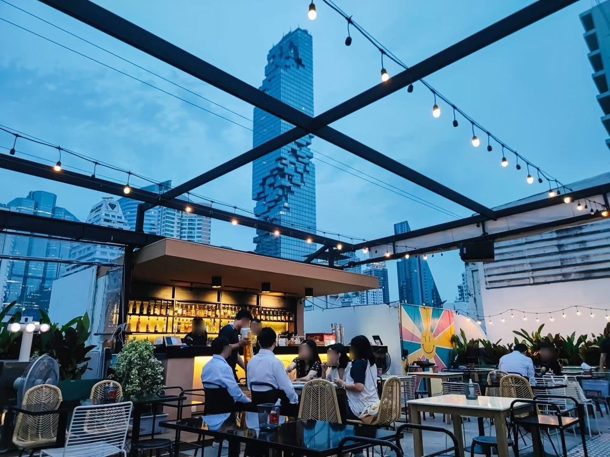 For LeaseholdRetail SpaceSilom, Saladaeng, Bangrak : Chilling restaurant for rent in the heart of Silom, view of Mahanakhon building, next to BTS and MRT, has indoor and outdoor.