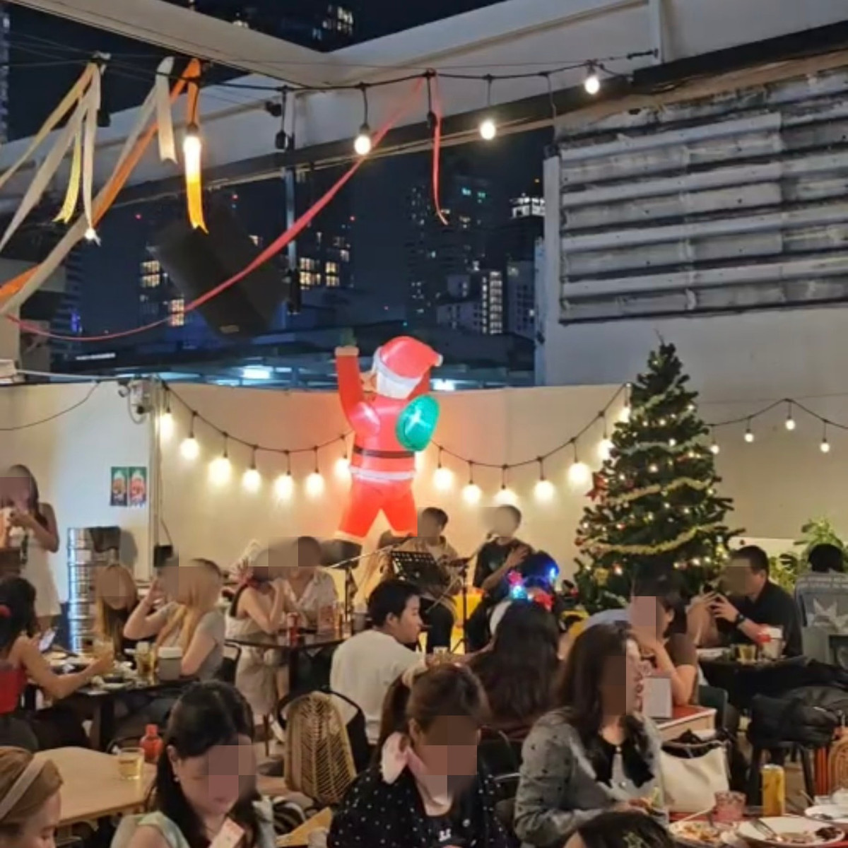 For LeaseholdRetail SpaceSilom, Saladaeng, Bangrak : Chilling restaurant for rent in the heart of Silom, view of Mahanakhon building, next to BTS and MRT, has indoor and outdoor.