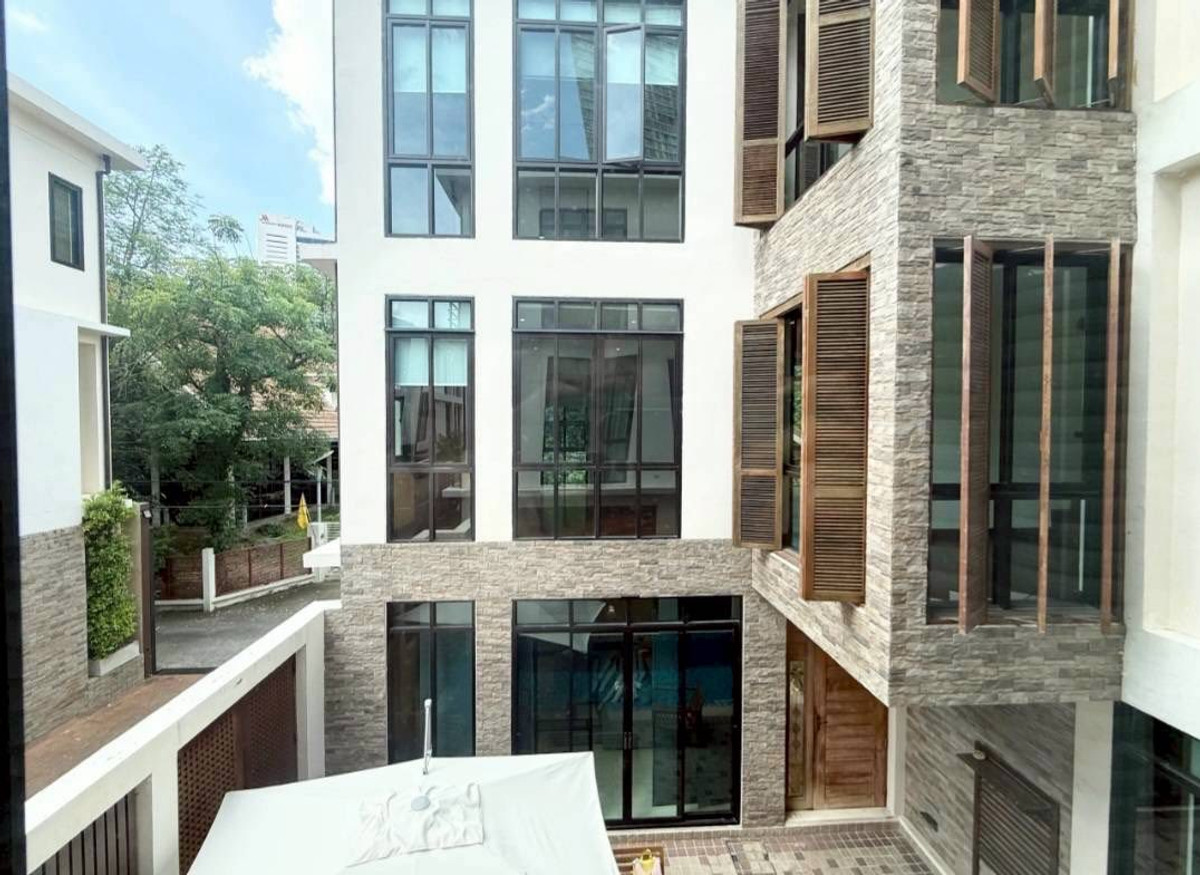 For RentTownhomeSukhumvit, Asoke, Thonglor : RH032526 For rent, 3-story townhome with Private Pool at Sukhumvit 24, near BTS Phrom Phong.