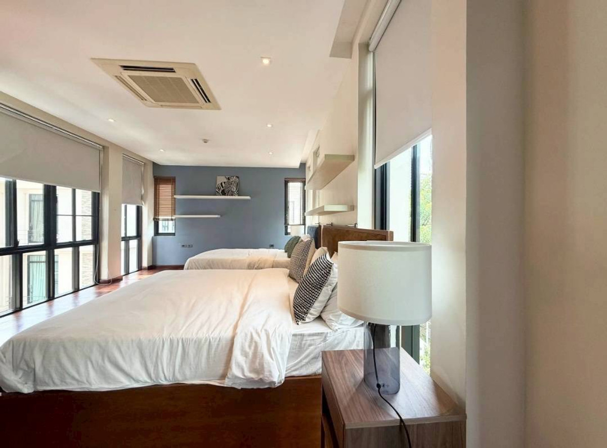 For RentTownhomeSukhumvit, Asoke, Thonglor : RH032526 For rent, 3-story townhome with Private Pool at Sukhumvit 24, near BTS Phrom Phong.