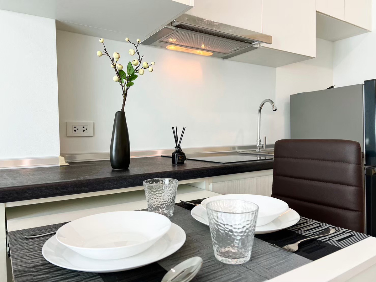 For RentCondoPattanakan, Srinakarin : Condo for rent, Rich Park Triple Station, high building view room. Good location near Hua Mak BTS.