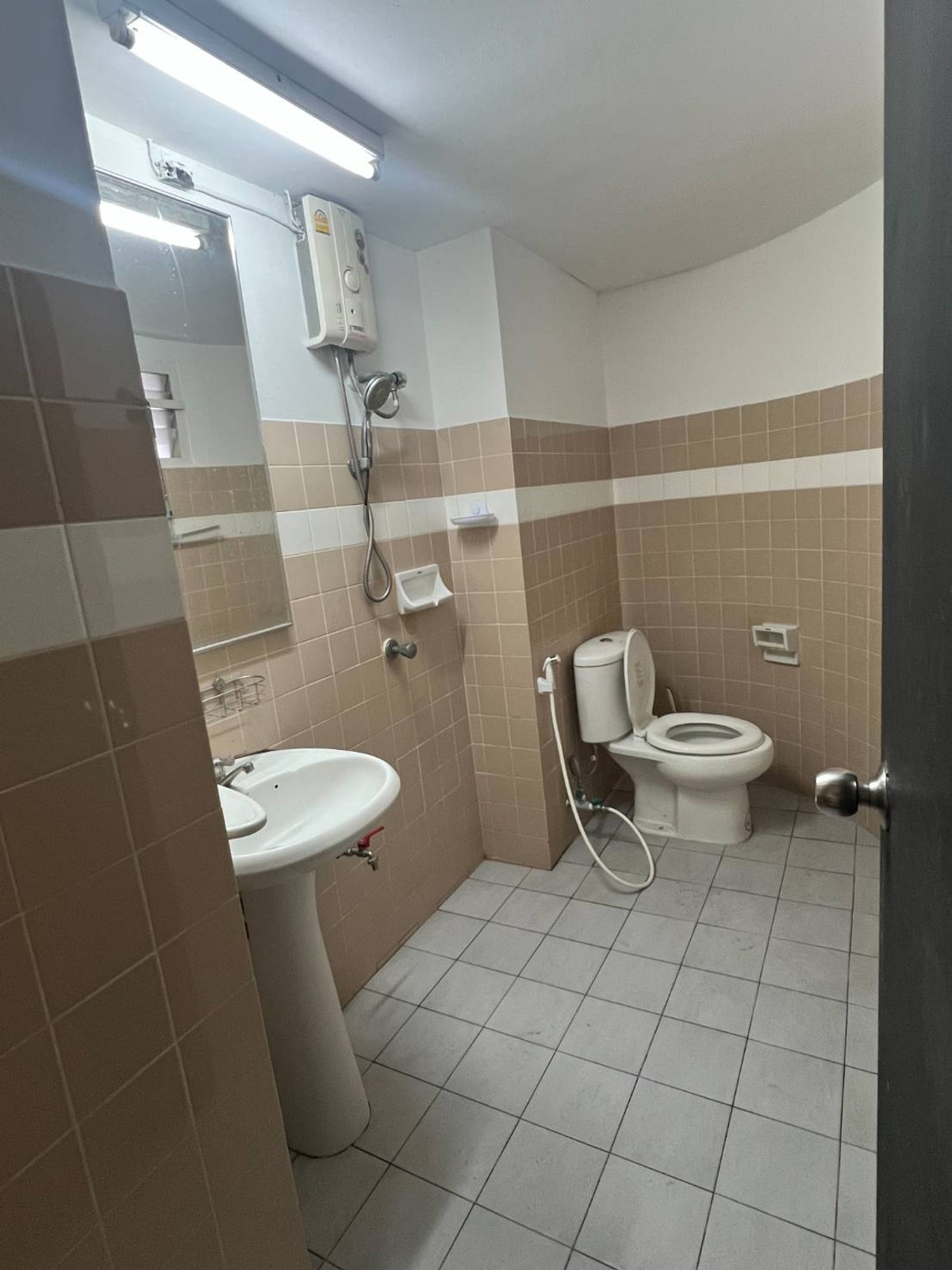 For RentCondoSathorn, Narathiwat : Condo for rent ITF Silom Palace, Silom area, size 50 sq m., near BTS Chong Nonsi.