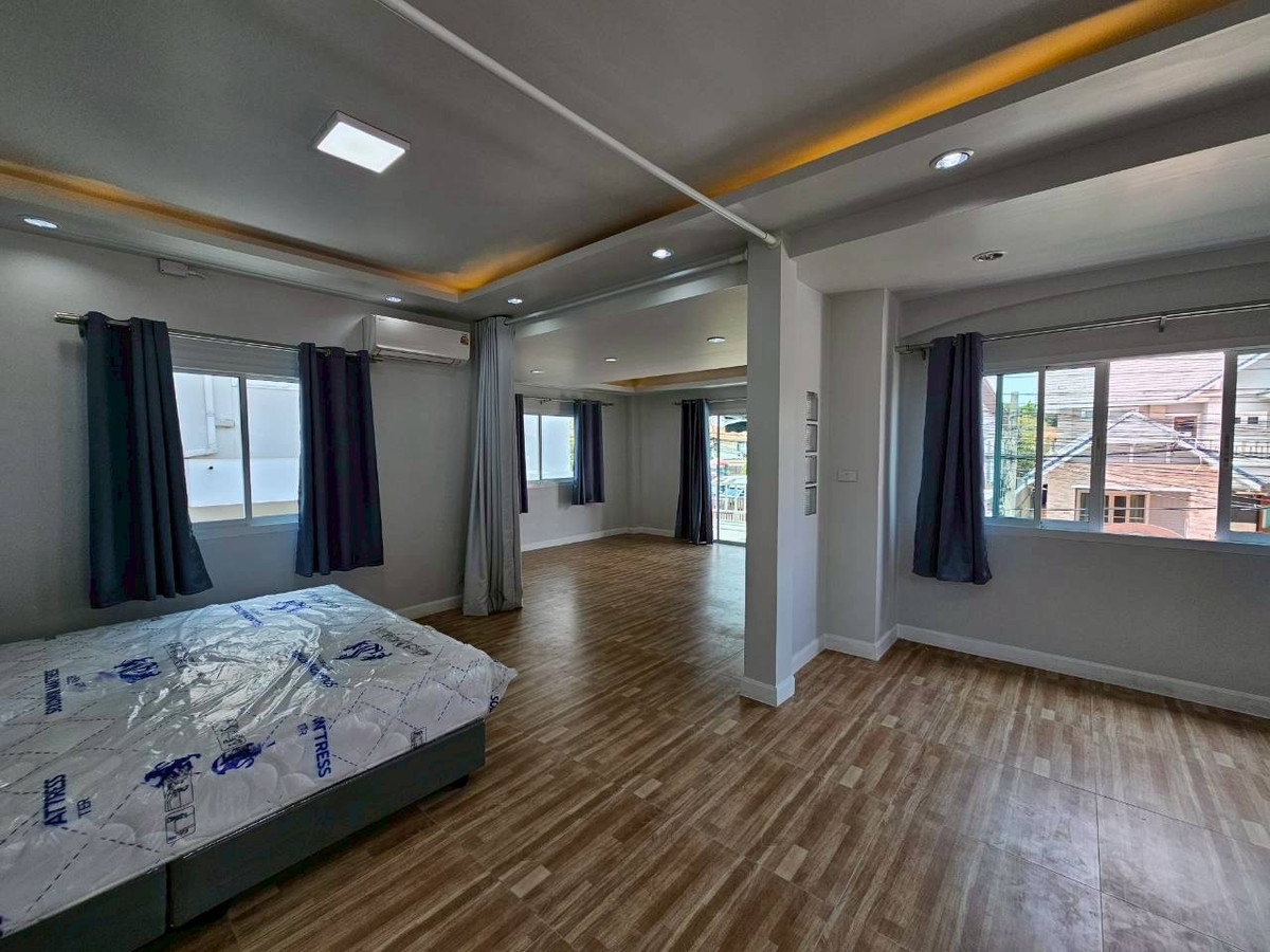 ให้เช่าบ้านนวมินทร์ รามอินทรา : ให้เช่าบ้านเดี่ยว เรสซิเด้นซ์พาร์ค ชวนชื่นซิตี้  4 ห้องนอน 4 ห้องน้ำ จอดรถ 2 คัน 