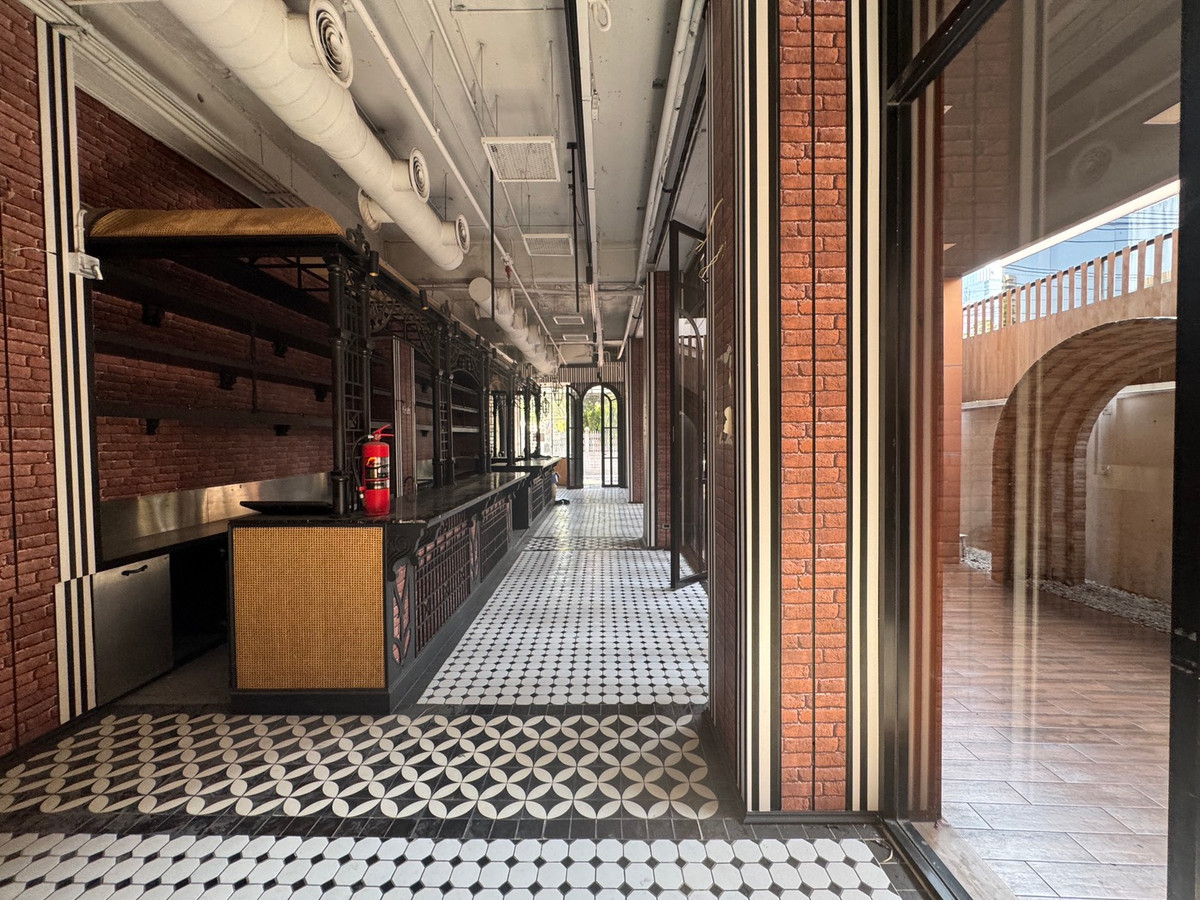 For RentRetail SpaceSukhumvit, Asoke, Thonglor : For rent, Retail Sukhumvit 87 sq m., near BTS Phrom Phong, near Emporium & EmQuartier.