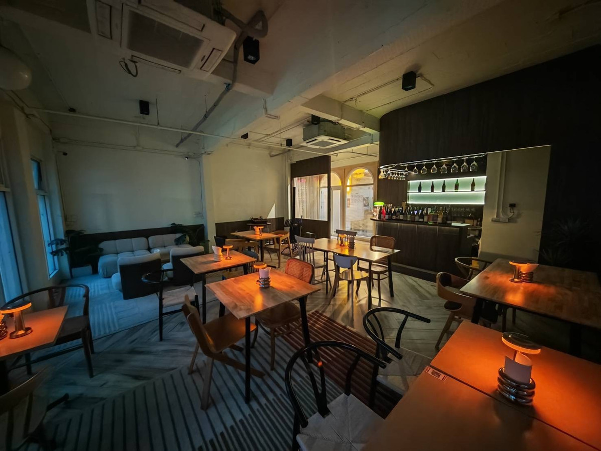 For LeaseholdRetail SpaceSilom, Saladaeng, Bangrak : Chilling restaurant for rent in the heart of Silom, view of Mahanakhon building, next to BTS and MRT, has indoor and outdoor.