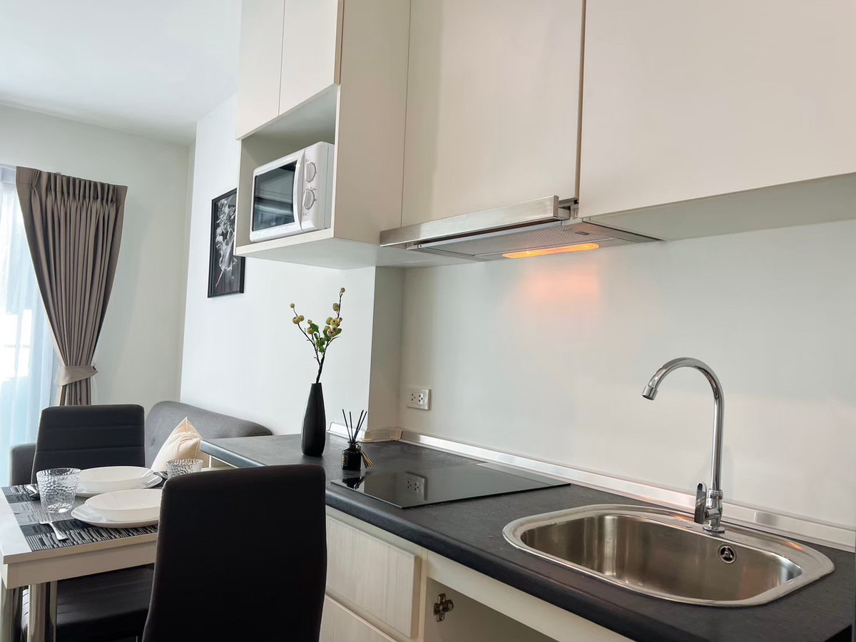 For RentCondoPattanakan, Srinakarin : Condo for rent, Rich Park Triple Station, high building view room. Good location near Hua Mak BTS.