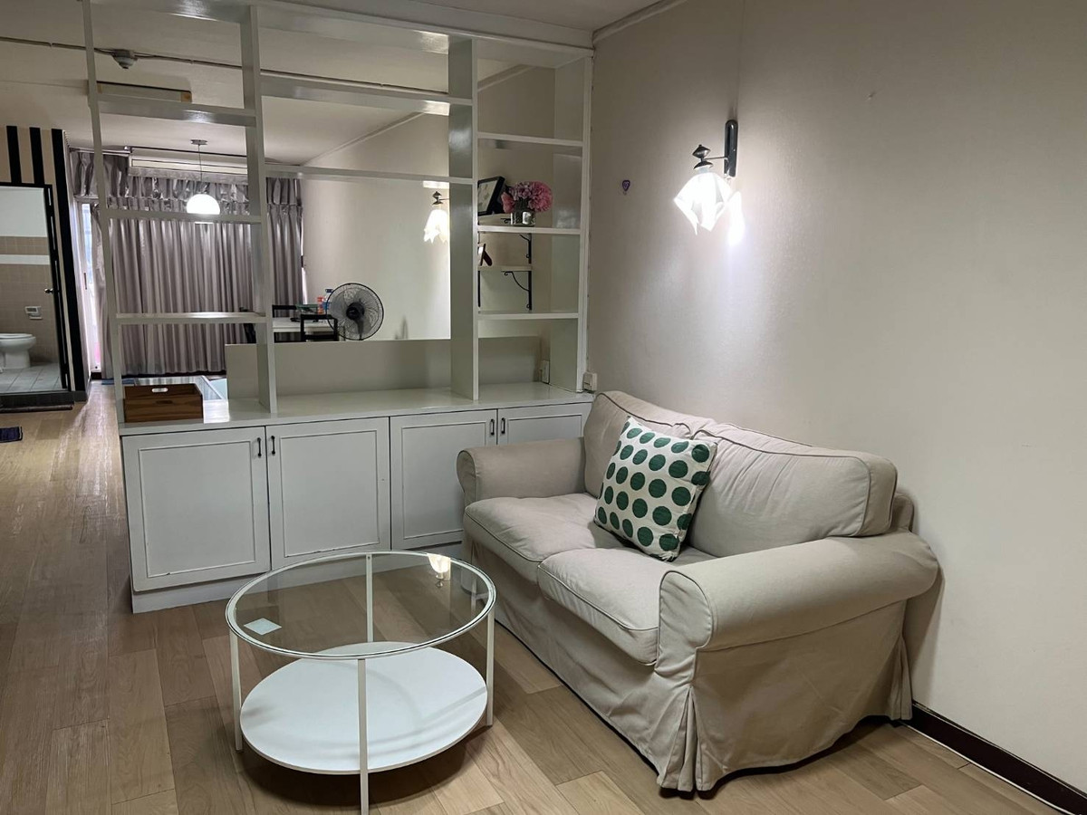 For RentCondoSathorn, Narathiwat : Condo for rent ITF Silom Palace, Silom area, size 50 sq m., near BTS Chong Nonsi.