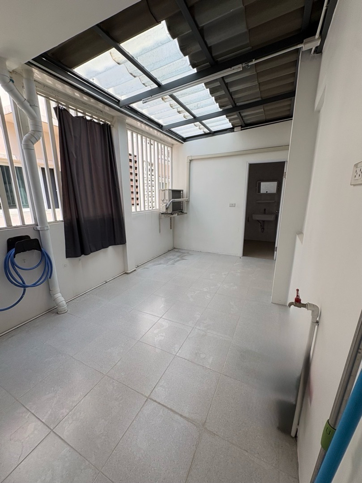 ขายทาวน์โฮมเลียบทางด่วนรามอินทรา : ขายบ้านทาวโฮม 3 ชั้น แปลงมุม ทำสวยมากๆ ฮวงจุ้ยดี ซินแซมาดูแล้วปังแน่นอน 