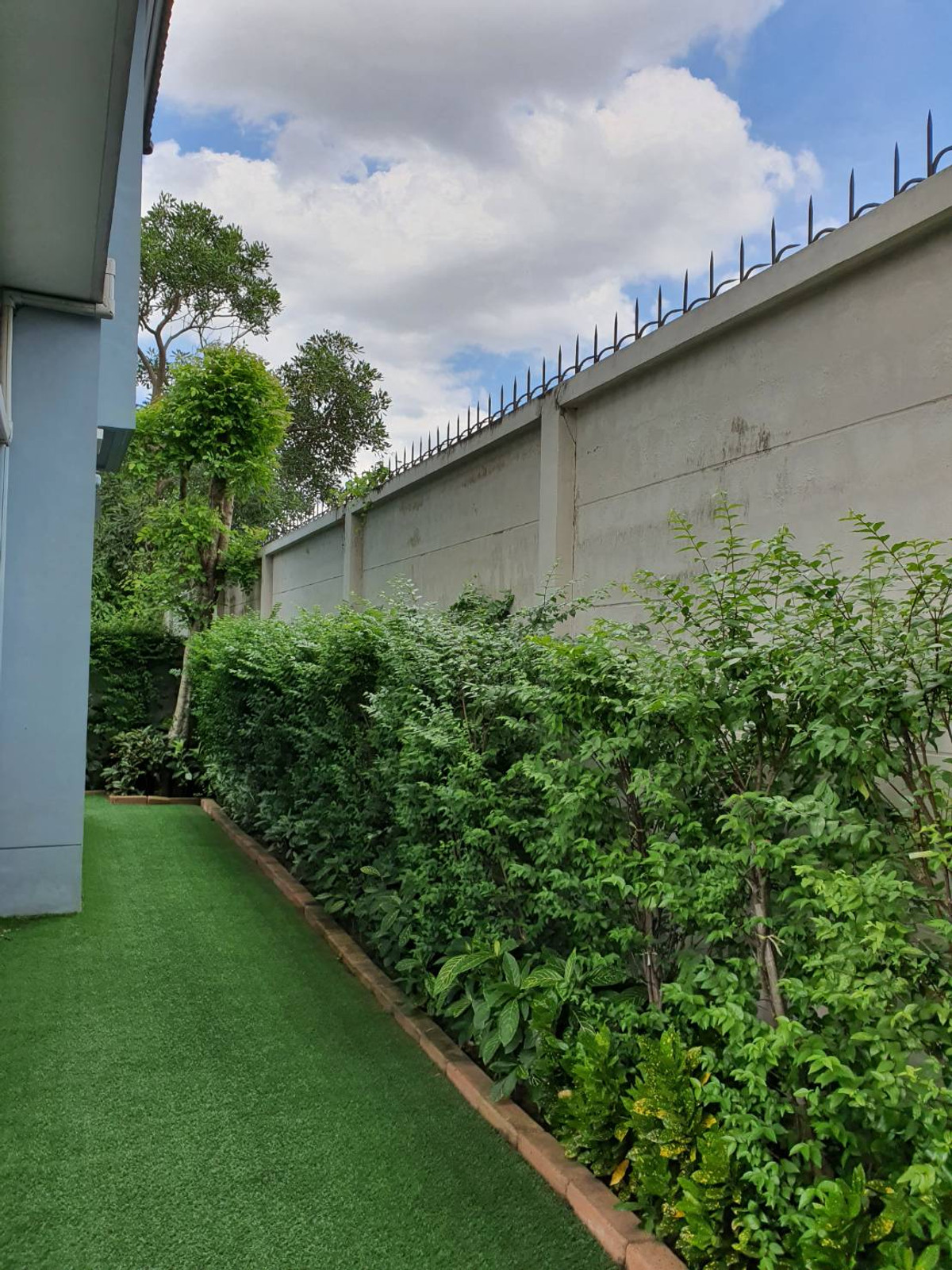 ให้เช่าบ้านนวมินทร์ รามอินทรา : ให้เช่าบ้านเดี่ยว ไลฟ์ บางกอก บูเลอวาร์ด รามอินทรา 65 (53 ตร.ว.) 4 นอน 3 น้ำ แปลงหน้าสวน พร้อมอยู่