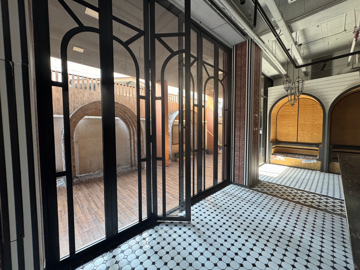 For RentRetail SpaceSukhumvit, Asoke, Thonglor : For rent, Retail Sukhumvit 87 sq m., near BTS Phrom Phong, near Emporium & EmQuartier.