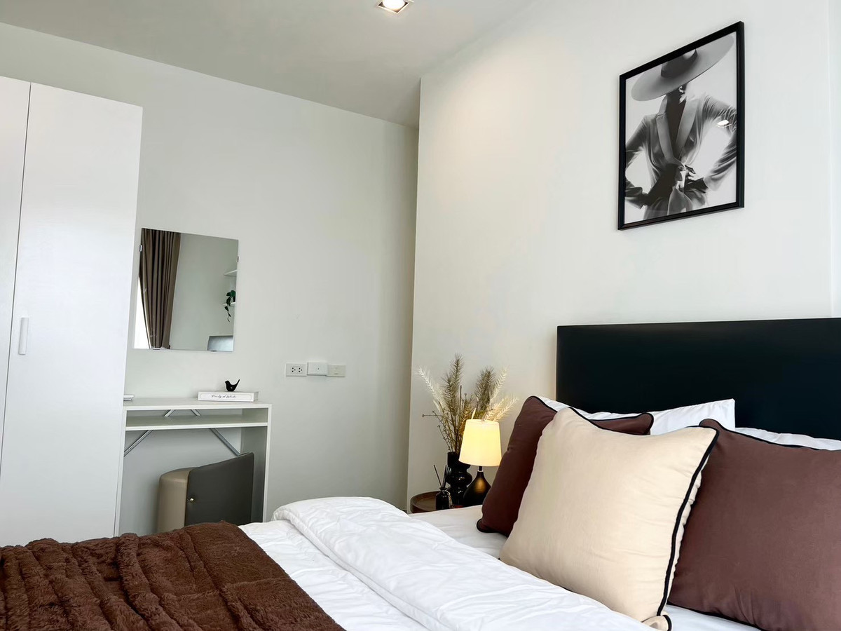 For RentCondoPattanakan, Srinakarin : Condo for rent, Rich Park Triple Station, high building view room. Good location near Hua Mak BTS.