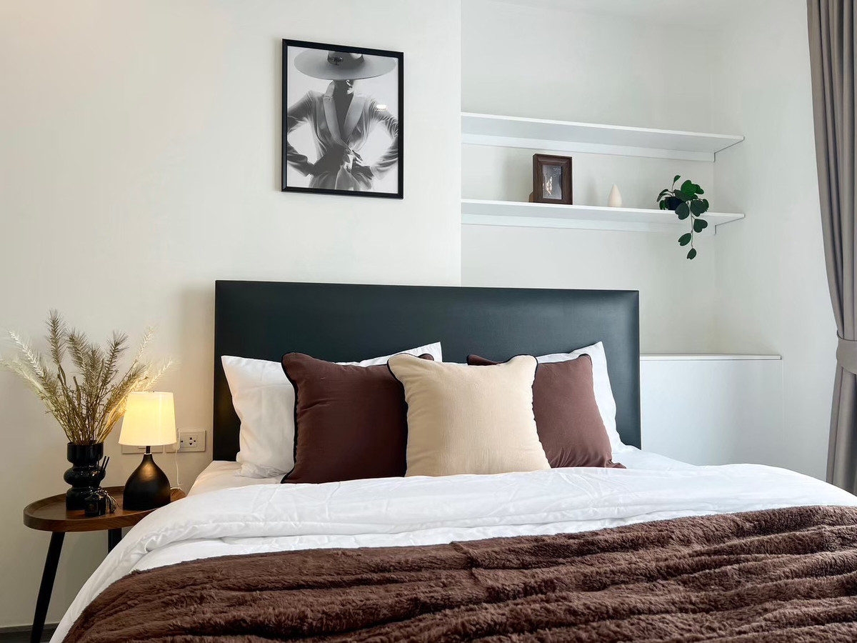 For RentCondoPattanakan, Srinakarin : Condo for rent, Rich Park Triple Station, high building view room. Good location near Hua Mak BTS.