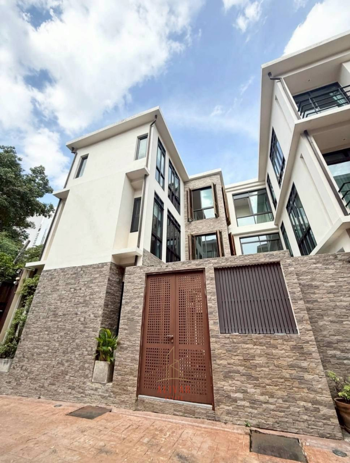 ให้เช่าทาวน์โฮมสุขุมวิท อโศก ทองหล่อ : RH032526 ให้เช่า ทาวน์โฮม 3 ชั้น with Private Pool at สุขุมวิท 24 ใกล้ BTS พร้อมพงษ์