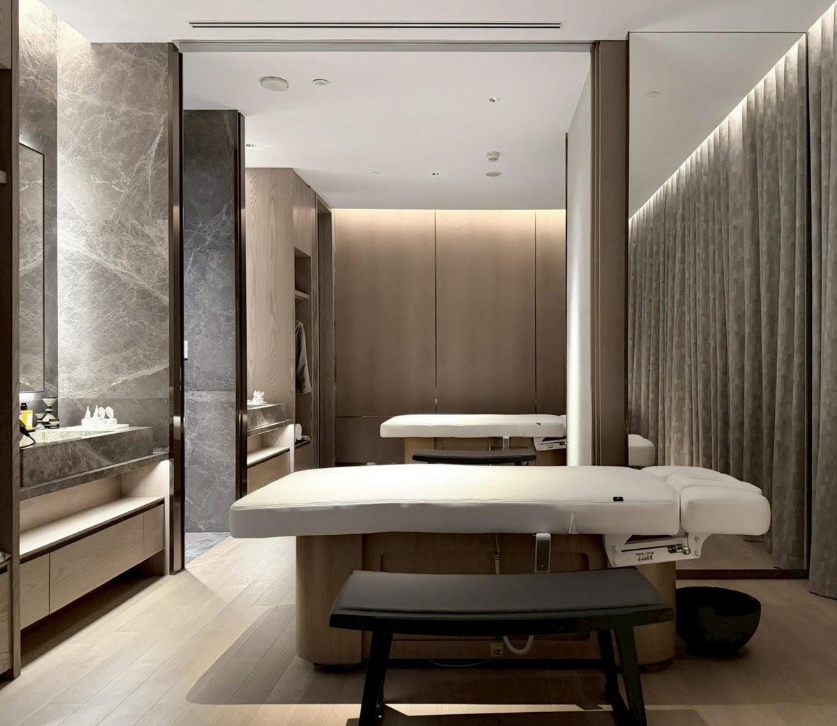 For SaleCondoWitthayu, Chidlom, Langsuan, Ploenchit : EI8HTEEN SEVEN: 3bed 3bath 173sqm. 72,000,000 Corner full lumpini view Am: 0656199198