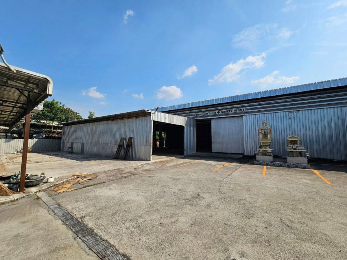 For RentWarehousePattaya, Bangsaen, Chonburi : Warehouse for rent, Ban Bueng, Chonburi, area size 1,600 sq m.