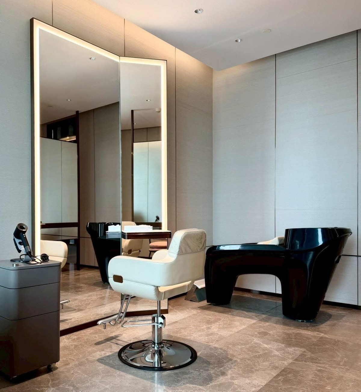 For SaleCondoWitthayu, Chidlom, Langsuan, Ploenchit : EI8HTEEN SEVEN: 3bed 3bath 173sqm. 72,000,000 Corner full lumpini view Am: 0656199198