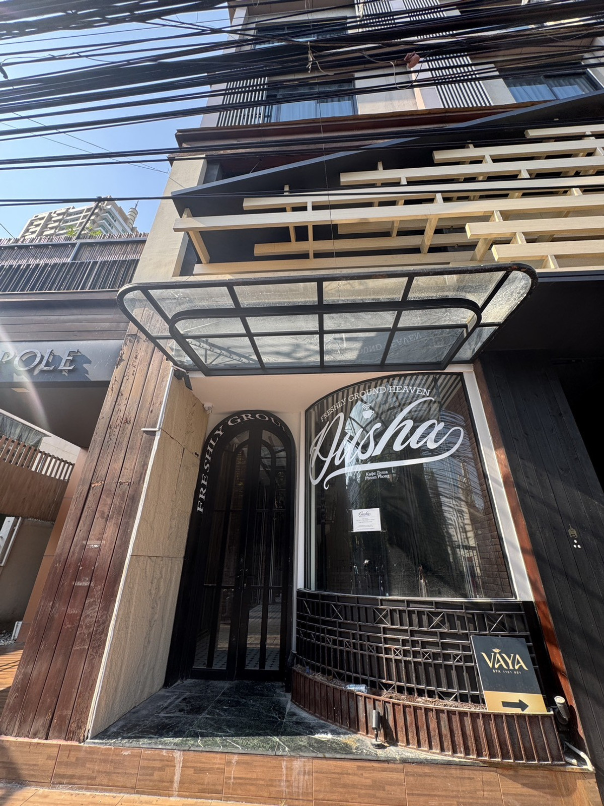 For RentRetail SpaceSukhumvit, Asoke, Thonglor : For rent, Retail Sukhumvit 87 sq m., near BTS Phrom Phong, near Emporium & EmQuartier.