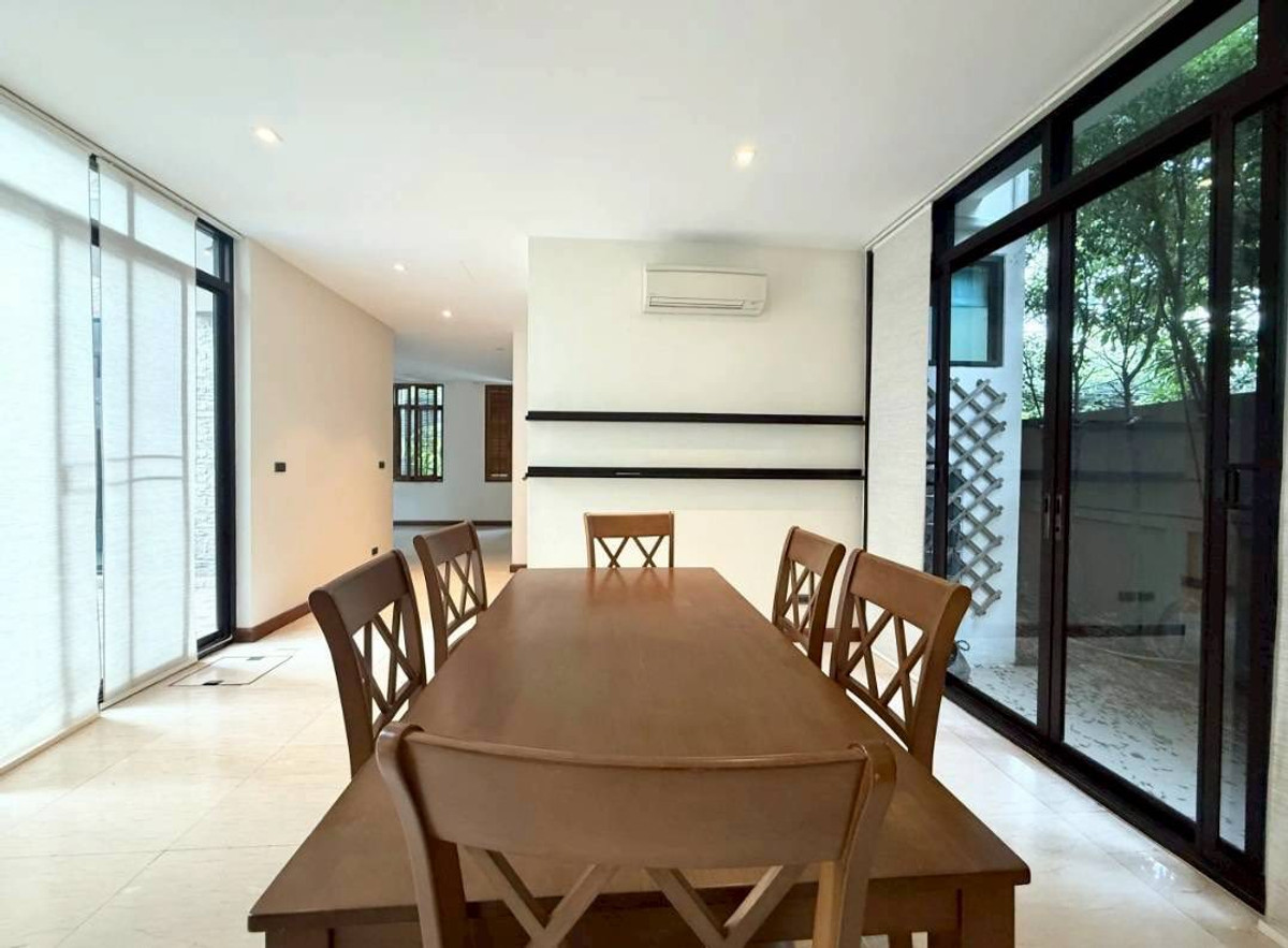 For RentTownhomeSukhumvit, Asoke, Thonglor : RH032526 For rent, 3-story townhome with Private Pool at Sukhumvit 24, near BTS Phrom Phong.