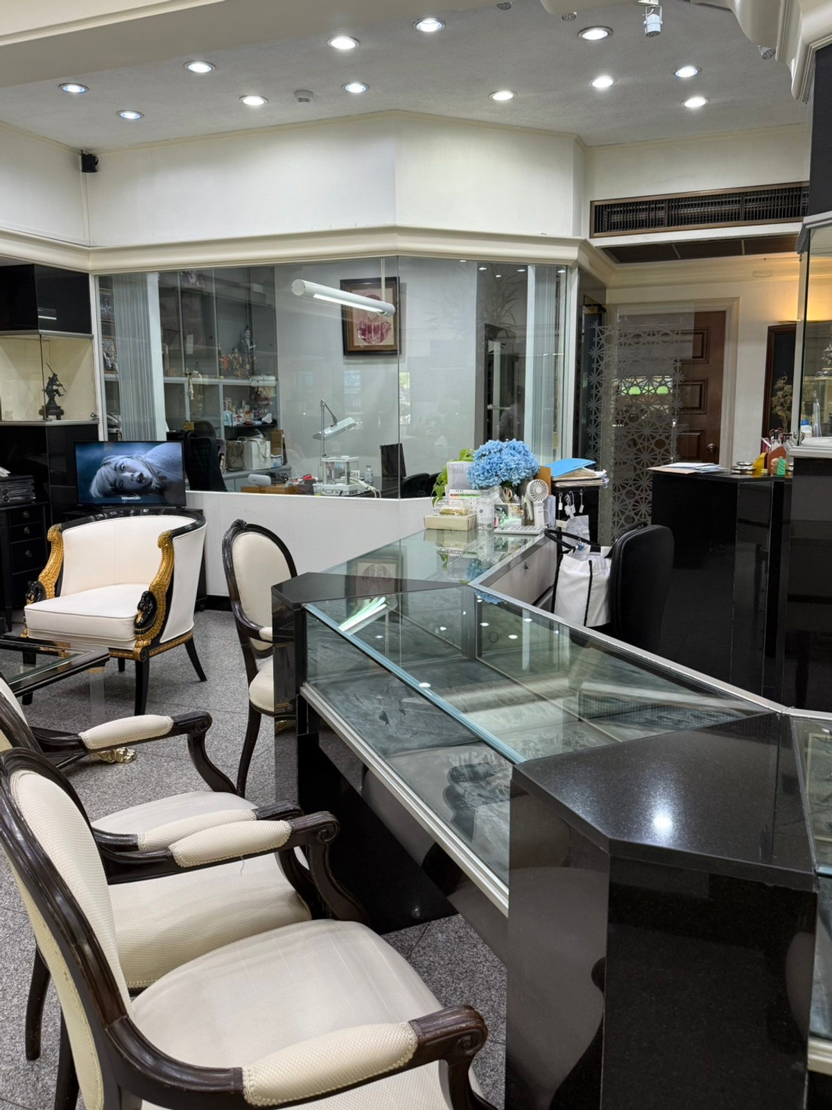 For LeaseholdRetail SpaceYaowarat, Banglamphu : Shop for rent in Phahurat area, The Old Siam, near MRT Sam Yot, only 300 meters, ready for business immediately.