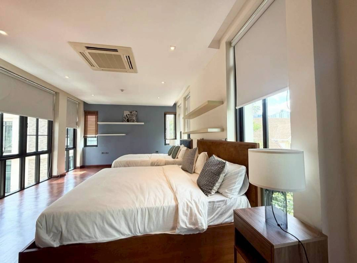 For RentTownhomeSukhumvit, Asoke, Thonglor : RH032526 For rent, 3-story townhome with Private Pool at Sukhumvit 24, near BTS Phrom Phong.