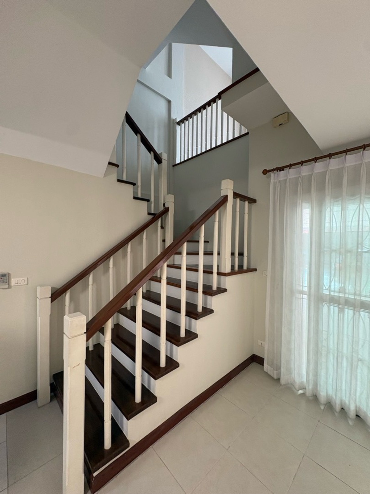 ขายทาวน์โฮมเลียบทางด่วนรามอินทรา : ขายบ้านทาวโฮม 3 ชั้น แปลงมุม ทำสวยมากๆ ฮวงจุ้ยดี ซินแซมาดูแล้วปังแน่นอน 