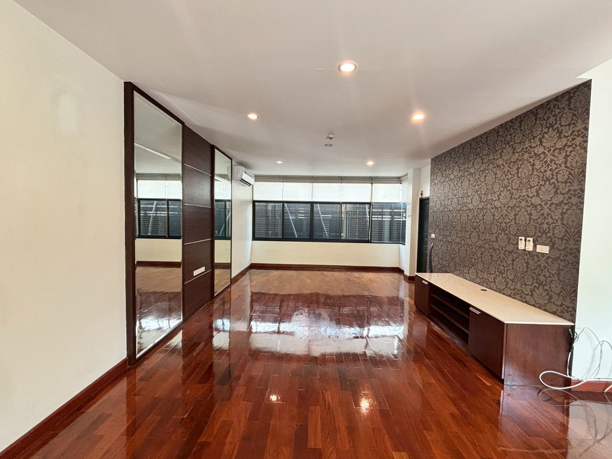 For RentHouseSukhumvit, Asoke, Thonglor : House for Rent – 3 Bedrooms, Walking Distance to BTS Phrom Phong & Emporium **NO CO-AGENT**