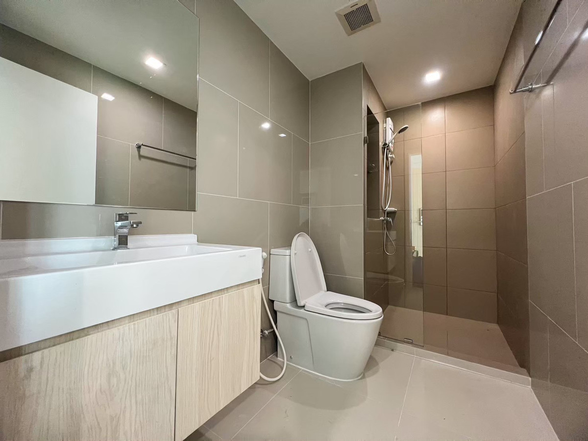 For RentCondoPattanakan, Srinakarin : Condo for rent, Rich Park Triple Station, high building view room. Good location near Hua Mak BTS.