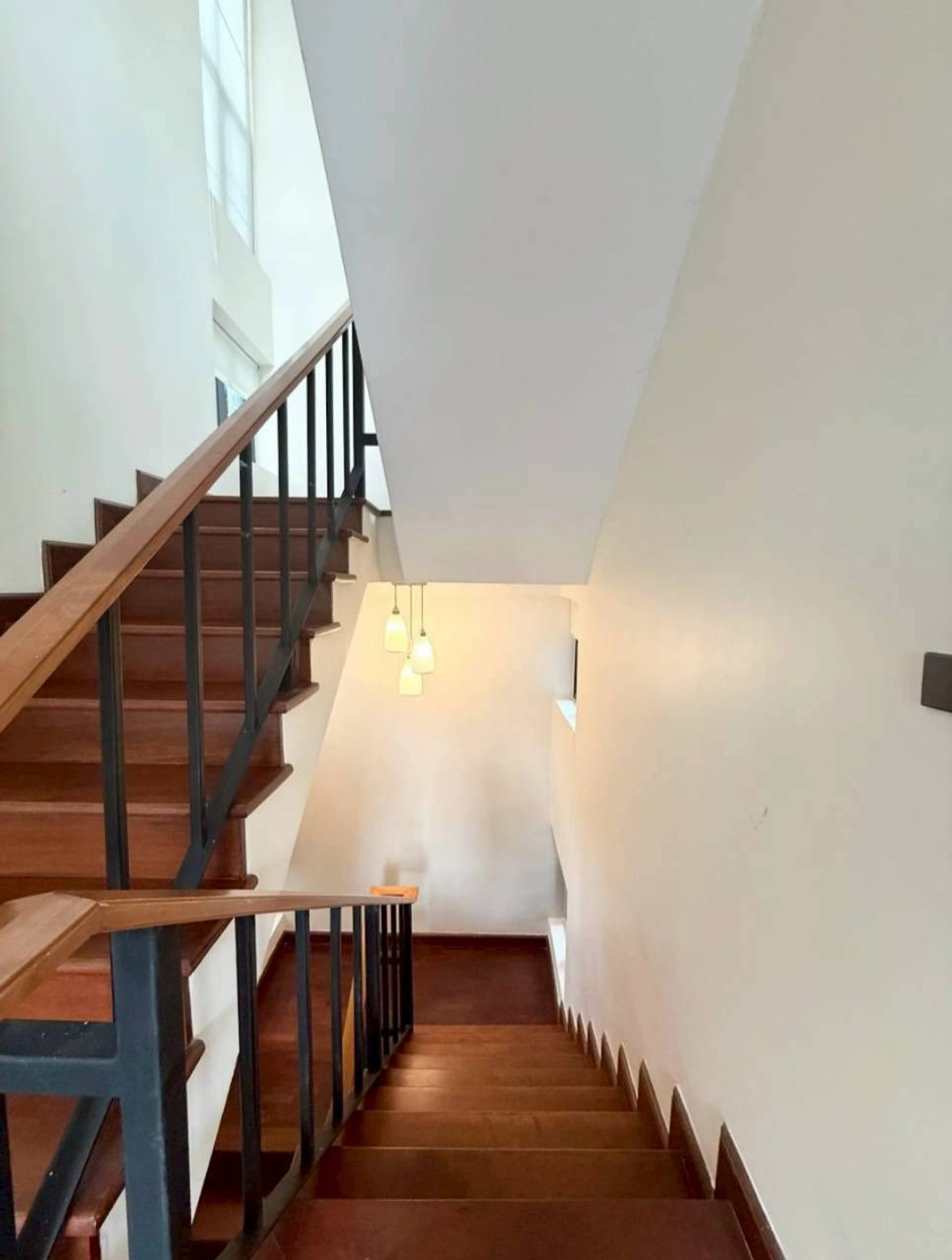 For RentTownhomeSukhumvit, Asoke, Thonglor : RH032526 For rent, 3-story townhome with Private Pool at Sukhumvit 24, near BTS Phrom Phong.