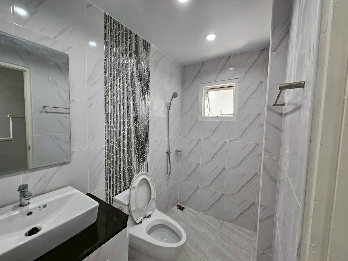 ให้เช่าบ้านนวมินทร์ รามอินทรา : ให้เช่าบ้านเดี่ยว เรสซิเด้นซ์พาร์ค ชวนชื่นซิตี้  4 ห้องนอน 4 ห้องน้ำ จอดรถ 2 คัน 