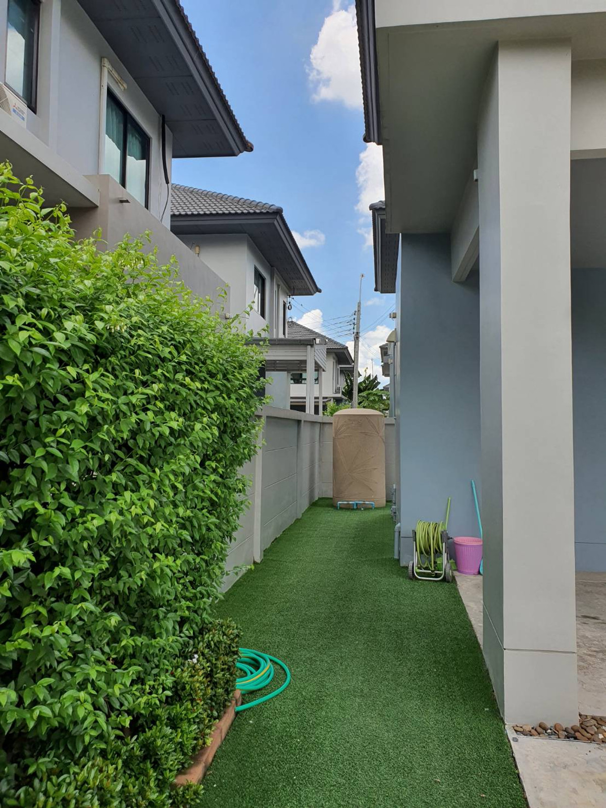 ให้เช่าบ้านนวมินทร์ รามอินทรา : ให้เช่าบ้านเดี่ยว ไลฟ์ บางกอก บูเลอวาร์ด รามอินทรา 65 (53 ตร.ว.) 4 นอน 3 น้ำ แปลงหน้าสวน พร้อมอยู่