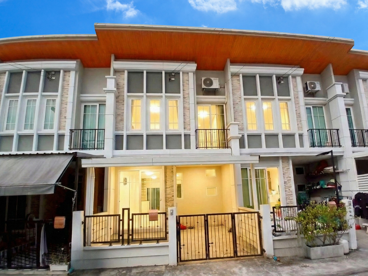 For SaleTownhomeVipawadee, Don Mueang, Lak Si : (Renovating) For sale! 2-story townhouse, Golden Town Village, Phahonyothin-Saphan Mai, 3 bedrooms, 2 bathrooms, good location, convenient travel, near the Green Line, Saphan Mai Station. Don Mueang Airport There is a free loan application service.