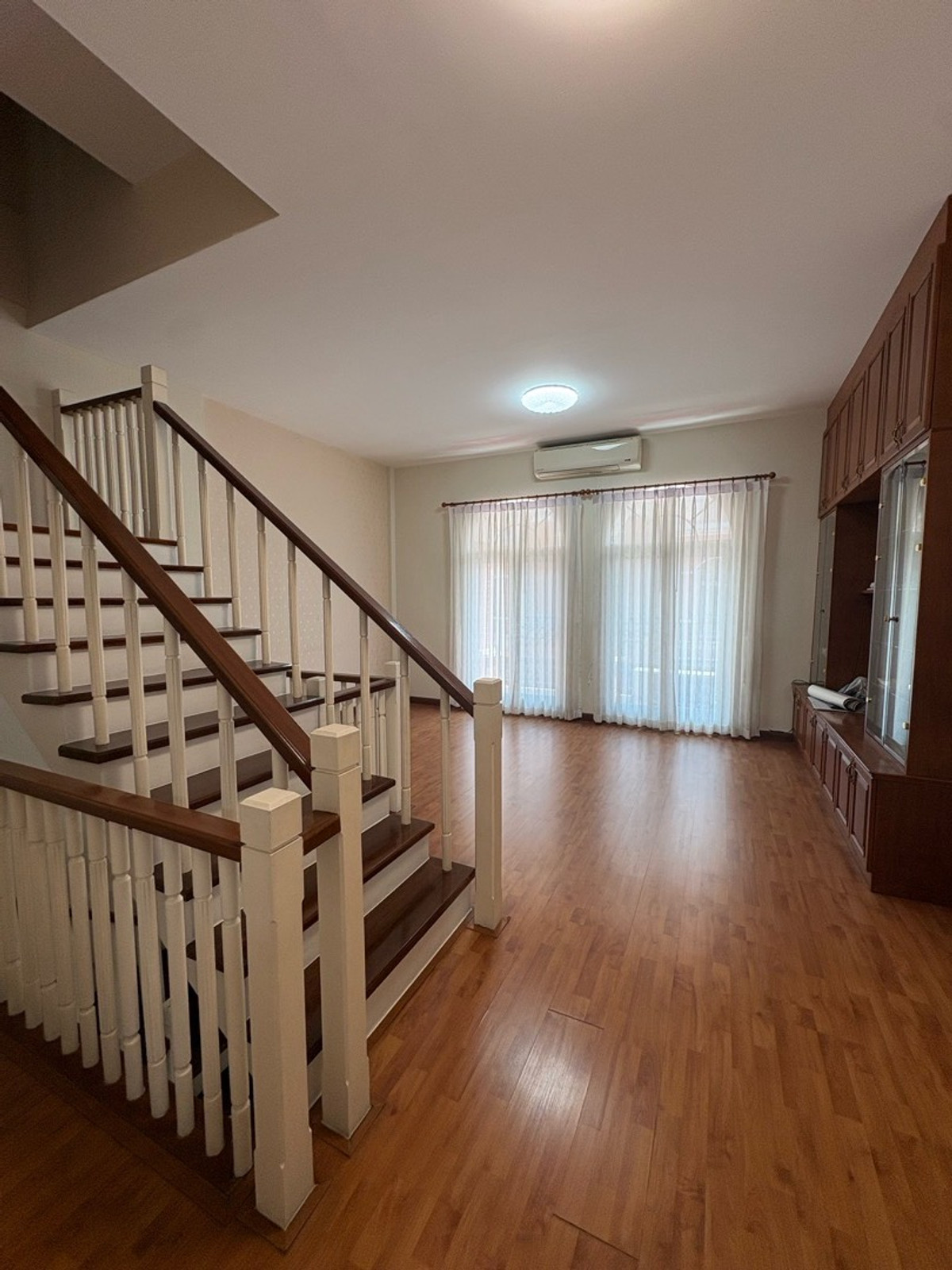 ขายทาวน์โฮมเลียบทางด่วนรามอินทรา : ขายบ้านทาวโฮม 3 ชั้น แปลงมุม ทำสวยมากๆ ฮวงจุ้ยดี ซินแซมาดูแล้วปังแน่นอน 