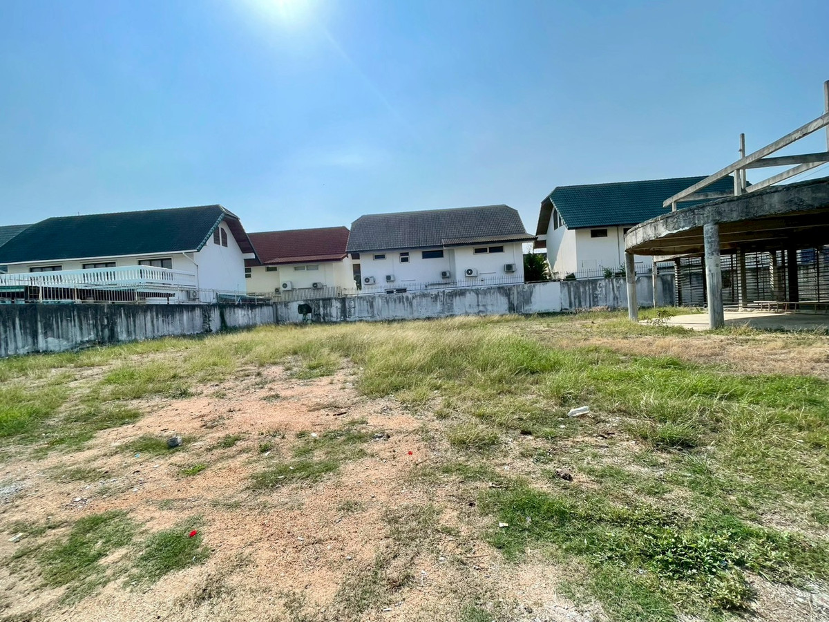 ขายที่ดินพัทยา บางแสน ชลบุรี สัตหีบ : โอกาสทอง! หน้ากว้าง ติดถนนเลียบรถไฟ ใกล้มอเตอร์เวย์ 🔥 ที่ดิน 257 ตร.วา ติดถนนเลียบทางรถไฟ พัทยาเหนือ / (ขาย), Land 257 sq.wah next to the railway side road North Pattaya / (FOR SALE) BEWN124