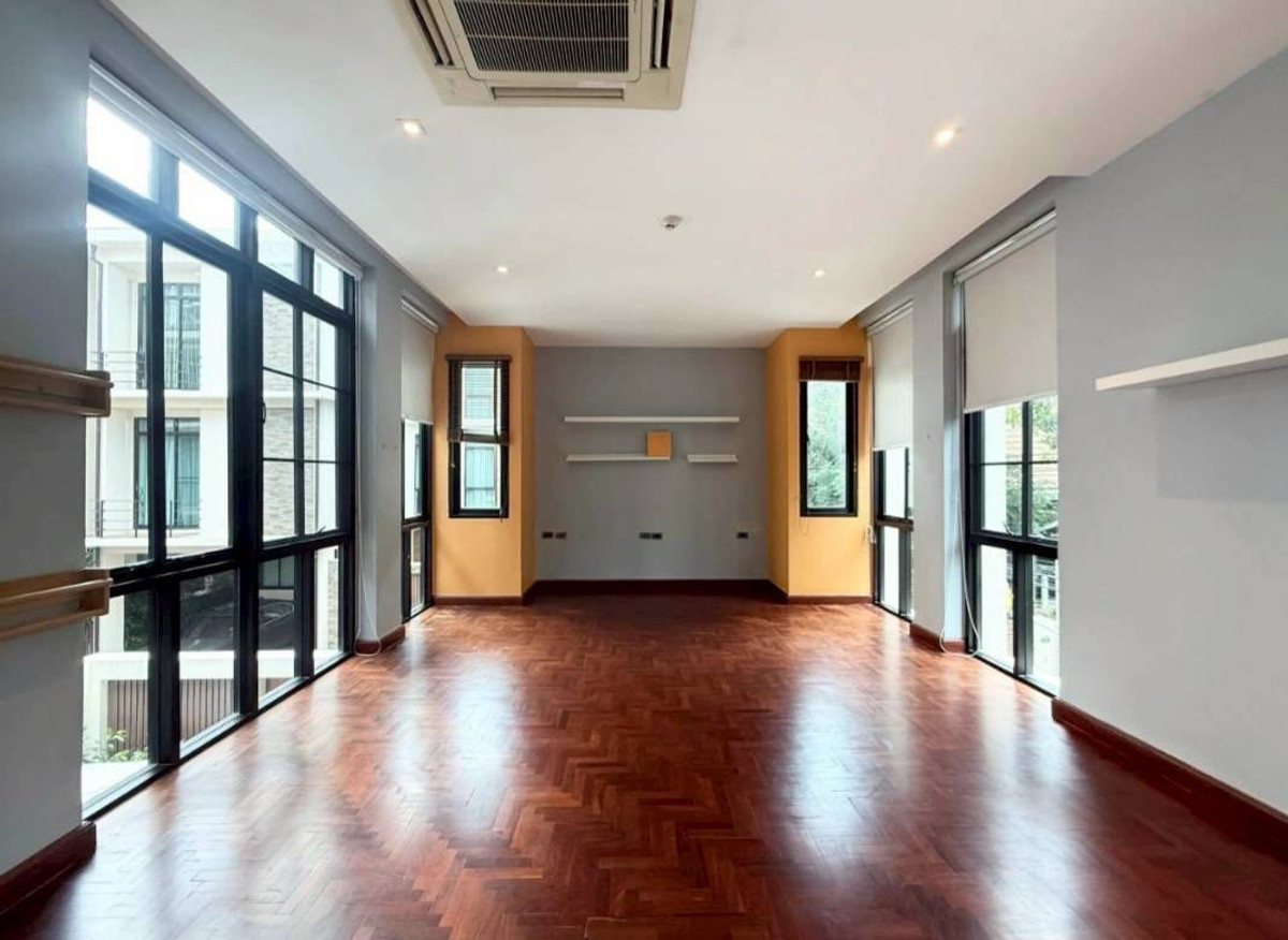 For RentTownhomeSukhumvit, Asoke, Thonglor : RH032526 For rent, 3-story townhome with Private Pool at Sukhumvit 24, near BTS Phrom Phong.