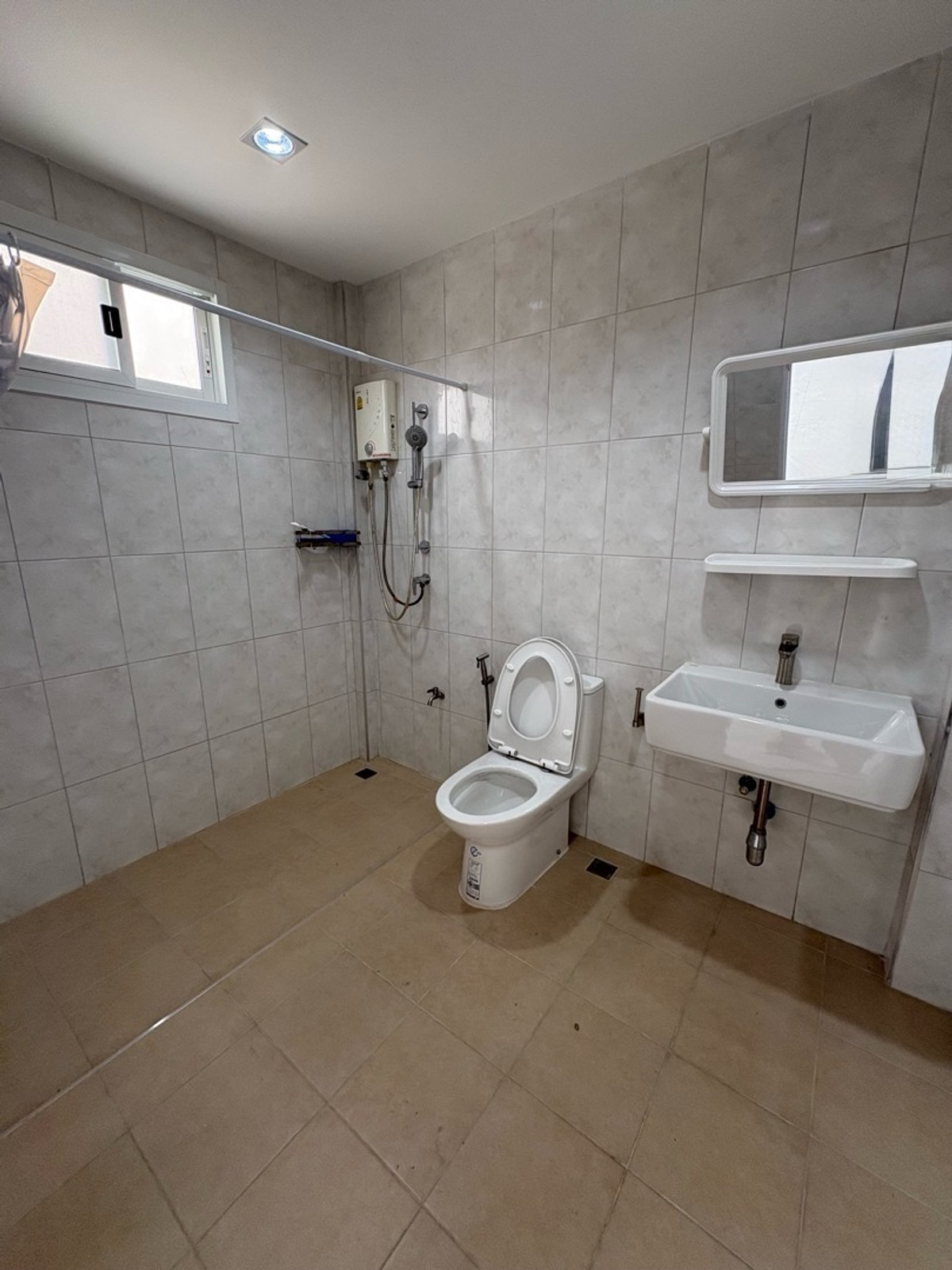 ขายทาวน์โฮมเลียบทางด่วนรามอินทรา : ขายบ้านทาวโฮม 3 ชั้น แปลงมุม ทำสวยมากๆ ฮวงจุ้ยดี ซินแซมาดูแล้วปังแน่นอน 