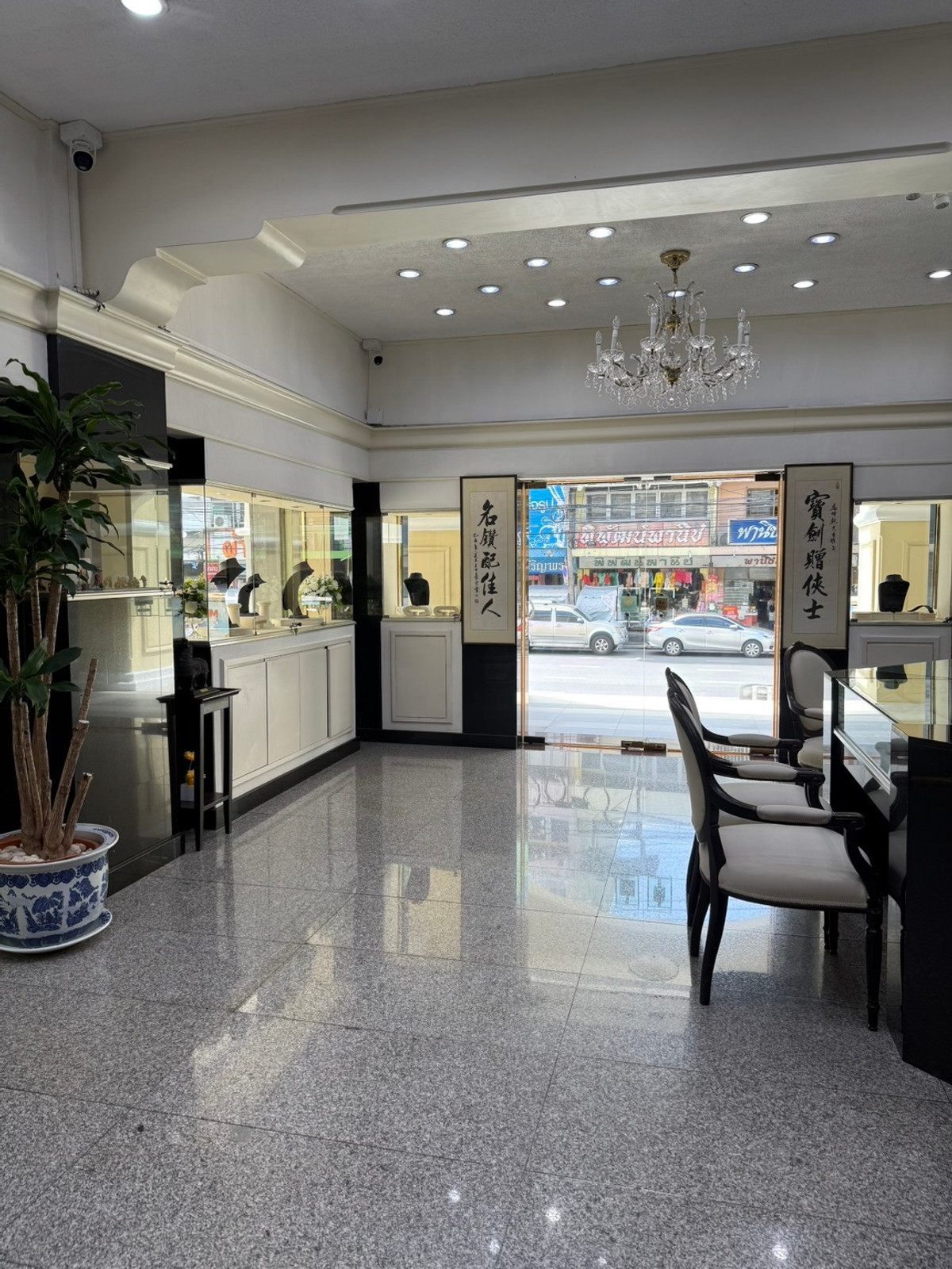 For LeaseholdRetail SpaceYaowarat, Banglamphu : Shop for rent in Phahurat area, The Old Siam, near MRT Sam Yot, only 300 meters, ready for business immediately.