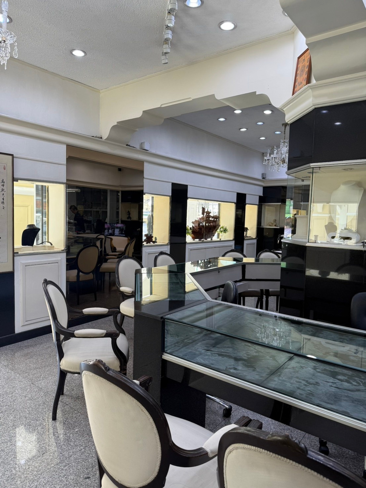 For LeaseholdRetail SpaceYaowarat, Banglamphu : Shop for rent in Phahurat area, The Old Siam, near MRT Sam Yot, only 300 meters, ready for business immediately.