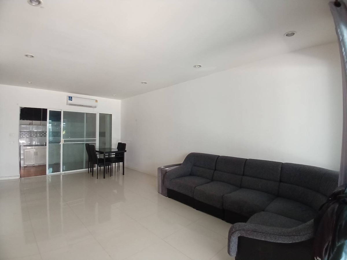 For RentTownhomePattanakan, Srinakarin : 3-story townhome for rent, Patio Village, Soi Phatthanakan 38, near APL Ramkhamhaeng (N.2024)