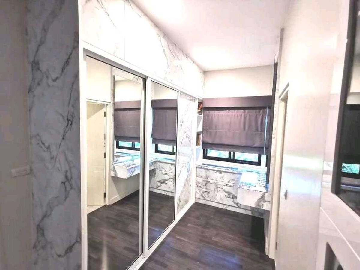 ให้เช่าบ้านปิ่นเกล้า จรัญสนิทวงศ์ : ให้เช่าบ้านเดี่ยว หมู่บ้าน มบ.เศรษฐสิริ จรัญ ปิ่นเกล้า 4นอน 3น้ำ
จอดรถได้ 2 คัน