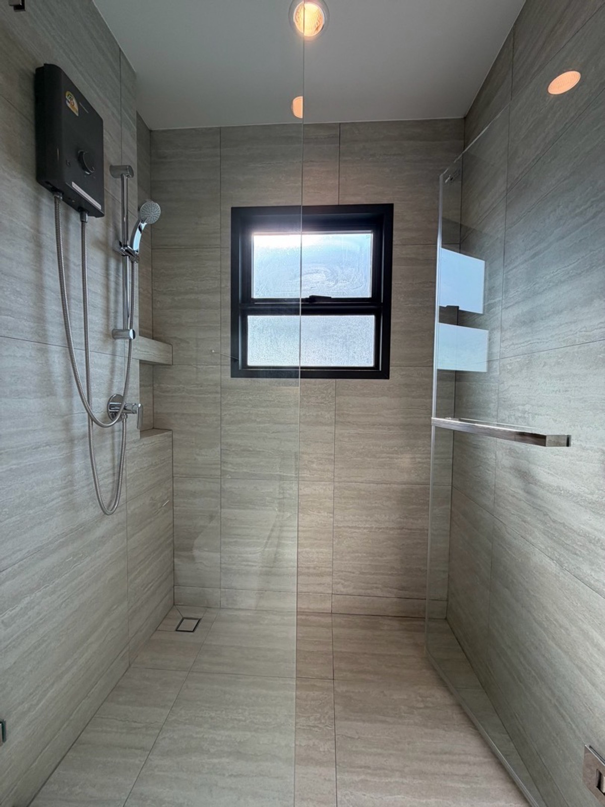 ให้เช่าบ้านบางนา แบริ่ง ลาซาล : ให้เช่าบ้านเดี่ยวหรู เศรษฐสิริ บางนา กม.10 บ้านเดี่ยวดีไซน์โมเดิร์น เรียบหรู ฟังก์ชันลงตัว เหมาะสำหรับครอบครัวที่ต้องการความเป็นส่วนตัวในโครงการระดับพรีเมียม