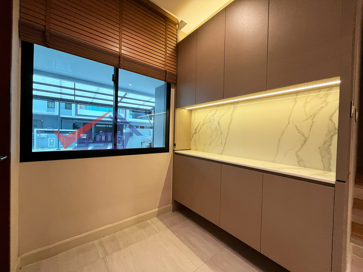 For RentTownhomePattanakan, Srinakarin : Modern luxury 3-bedroom townhouse for rent in Krungthep Kreetha.