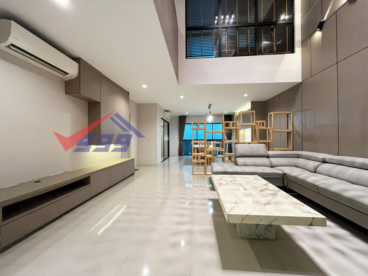 For RentTownhomePattanakan, Srinakarin : Modern luxury 3-bedroom townhouse for rent in Krungthep Kreetha.