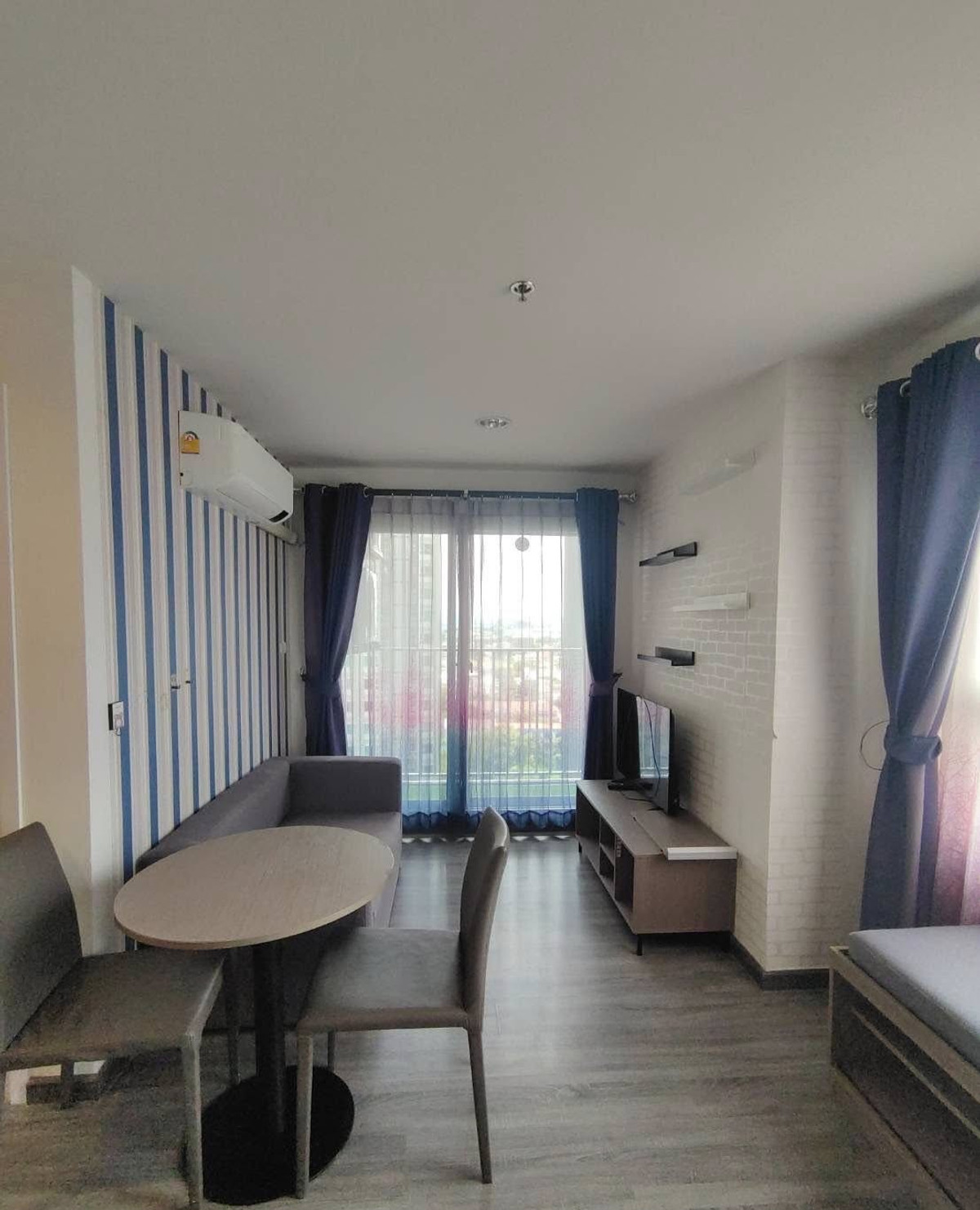 For RentCondoSamut Prakan,Samrong : For rent 📍 The Trust Condo @BTS Erawan 📍 Fully furnished with appliances. Near BTS Erawan.