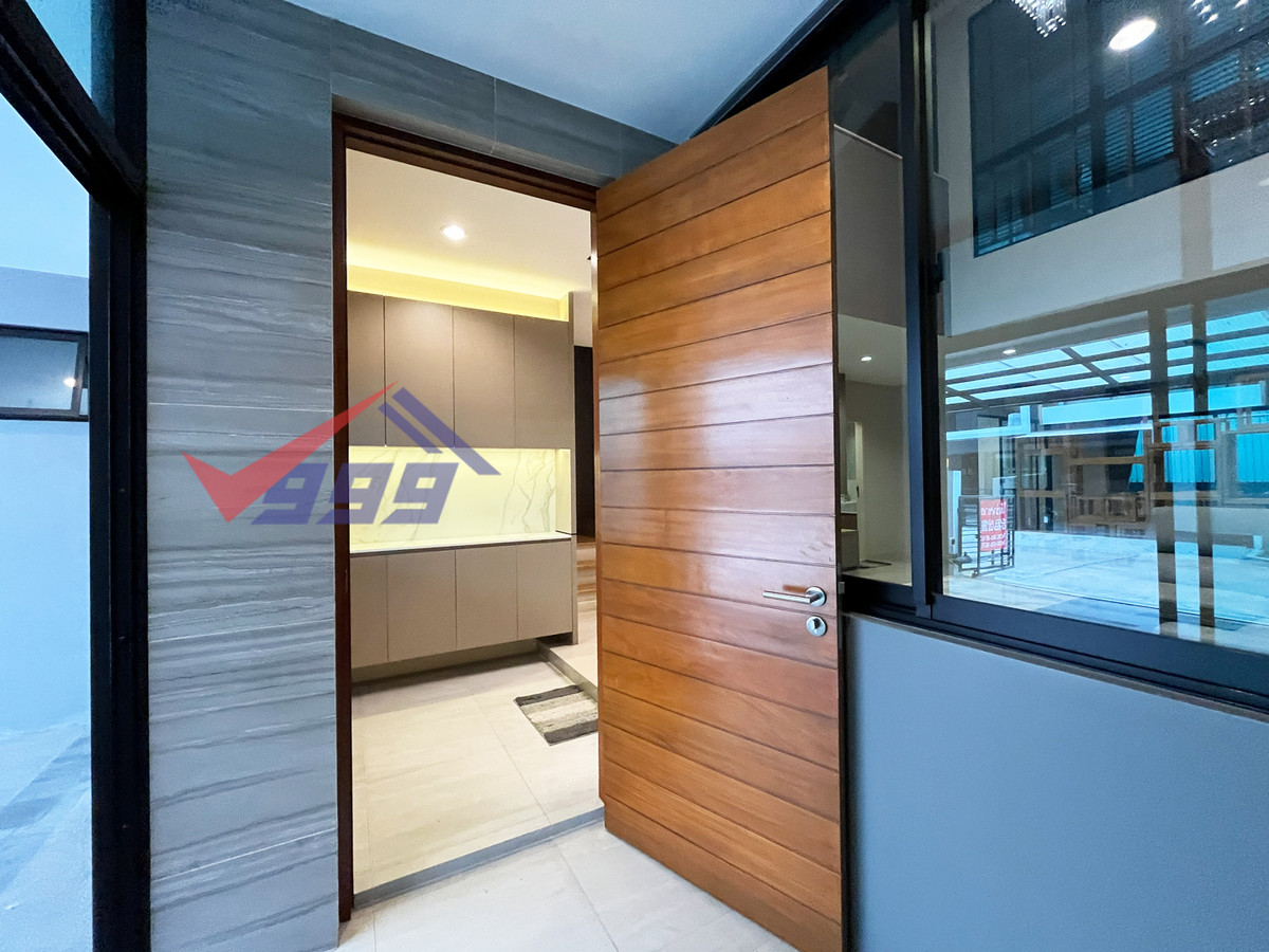 For RentTownhomePattanakan, Srinakarin : Modern luxury 3-bedroom townhouse for rent in Krungthep Kreetha.