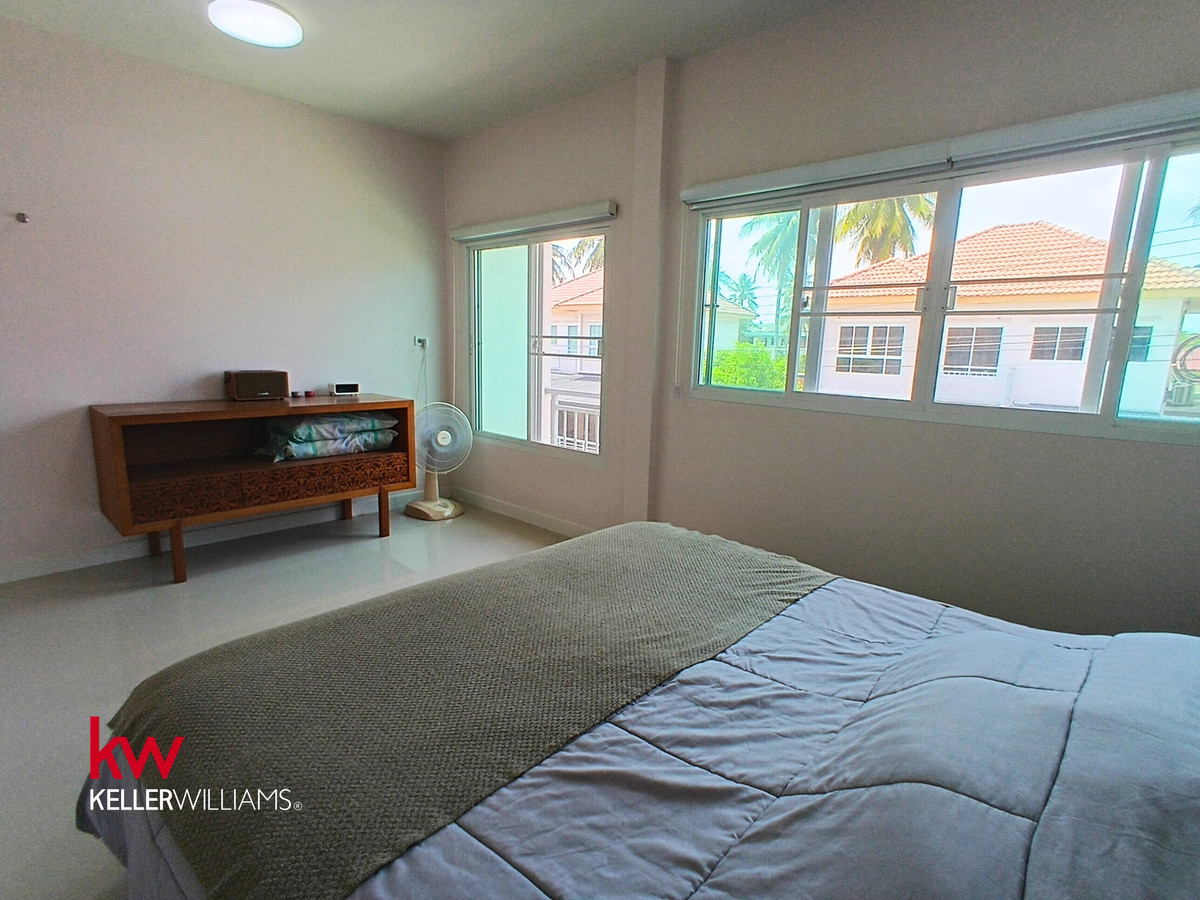 ขายมหาชัย สมุทรสาคร : [ขาย] บ้านแฝดอารมณ์บ้านเดี่ยว ริมแม่น้ำท่าจีน 🌿 หมู่บ้านณิชากร ท่าไม้ 1 (อิฐแดงทั้งหลัง) สภาพนางฟ้า 3 ปี พร้อมอยู่!