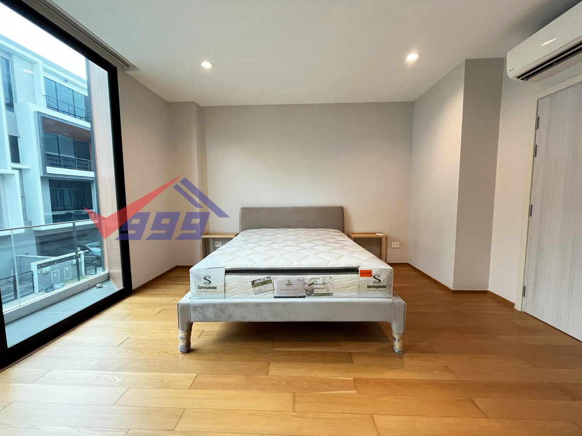 For RentTownhomePattanakan, Srinakarin : Modern luxury 3-bedroom townhouse for rent in Krungthep Kreetha.