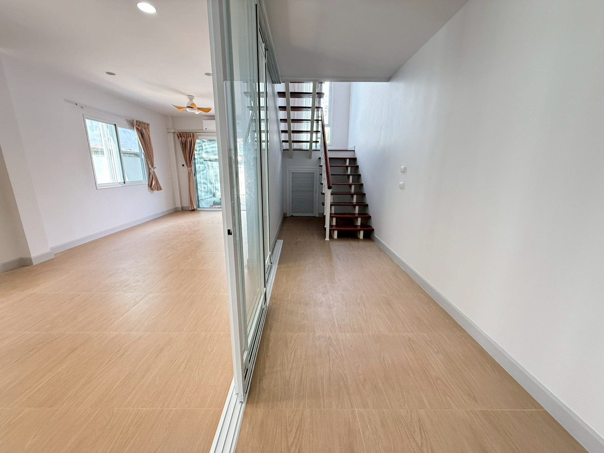 For RentHouseOnnut, Udomsuk : 🐈🎊 Urgent House On Nut 40 for rent with a small garden inside the house. Can turn animals