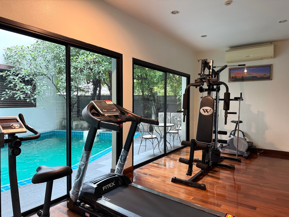 ให้เช่าทาวน์โฮมสุขุมวิท อโศก ทองหล่อ : บ้านเดี่ยว 3 ห้องนอน พร้อมให้เช่า ใกล้กับห้าง Emporium