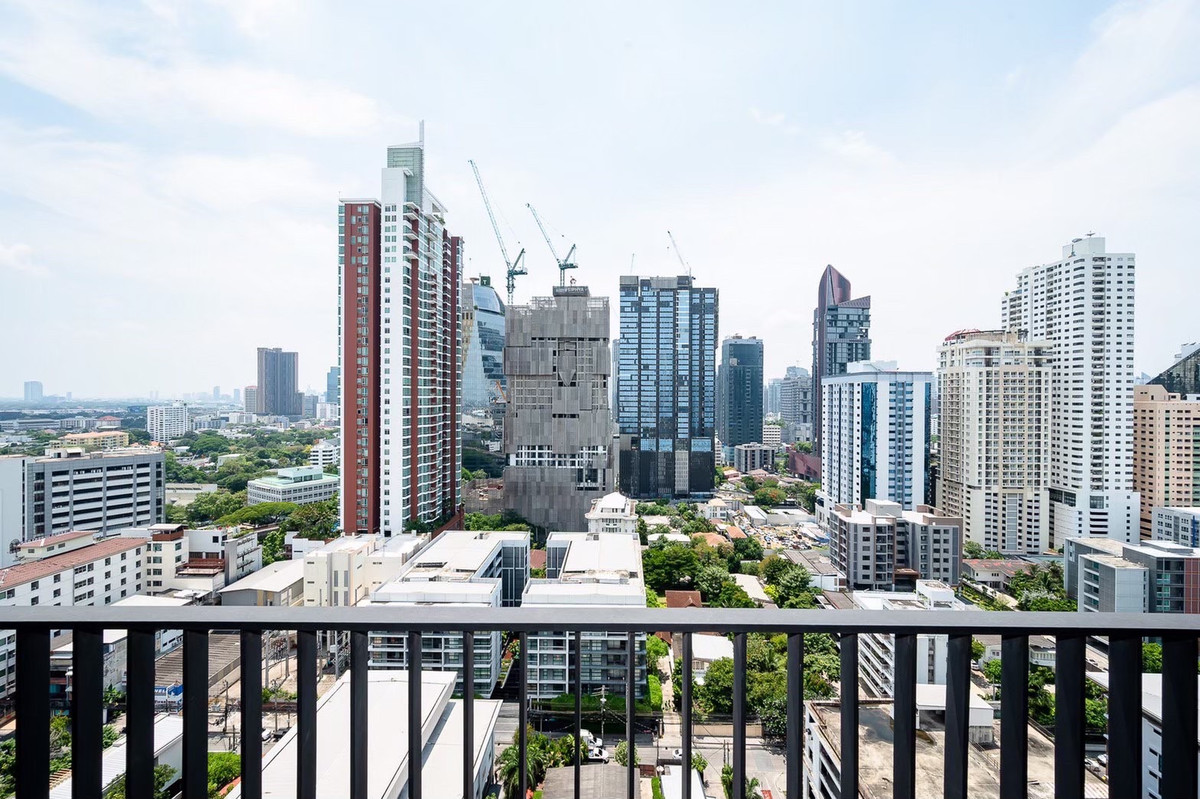 CondoSukhumvit, Asoke, Thonglor : Condo ready for sale and rent at Rhythm Ekkamai, convenient travel, close to BTS, shuttle available, beautifully decorated room, fully furnished, ready to move in!!