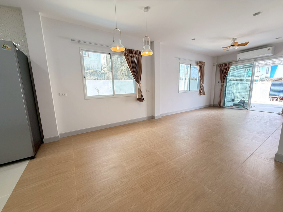 For RentHouseOnnut, Udomsuk : 🐈🎊 Urgent House On Nut 40 for rent with a small garden inside the house. Can turn animals